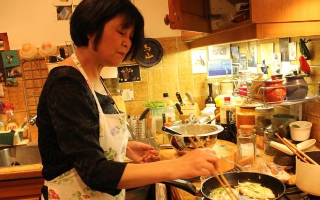 Những nàng dâu 'đầu tắt mặt tối' phục vụ nhà chồng ngày Tết: Căng thẳng và khó nghĩ