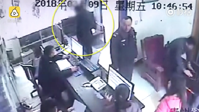 Tên trộm vui tính nhất năm: Đến đồn công an gọi điện báo cho gia đình rằng Tết vắng nhà