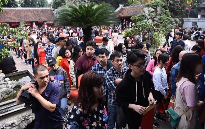 Ngày đầu năm, người Hà Nội ùn ùn kéo đến Văn Miếu xếp hàng xin chữ