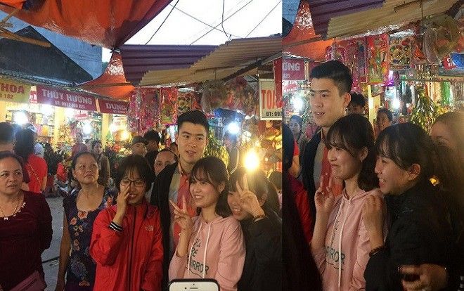 Cầu thủ Duy Mạnh bị fan nữ vây quanh xin chụp ảnh trong dịp đi lễ đầu năm