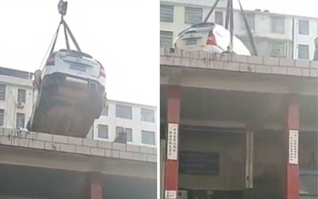 Hình phạt 'khó đỡ': Cẩu xe đỗ sai vị trí lên nóc nhà