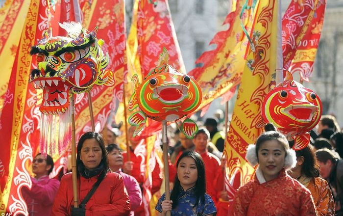 Người Việt ở Mỹ chen chân đi chùa, khu phố người Hoa tại London rộn rã tiếng trống đầu năm