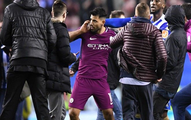 Aguero tức giận khi bị fan khiêu khích sau trận thua của Man City