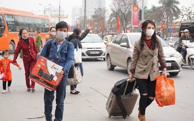 Trở lại sau kỳ nghỉ Tết: Tay xách nách mang, vật vờ cả tiếng vẫn không bắt nổi taxi