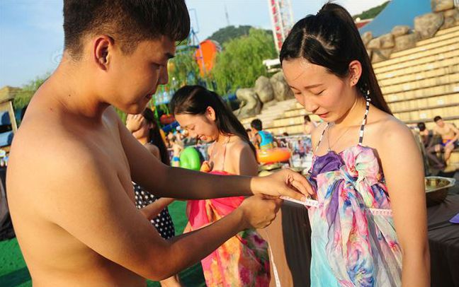 Lễ hội hẹn hò quái dị ở Trung Quốc: Đàn ông đo vòng ngực của con gái để tìm người yêu
