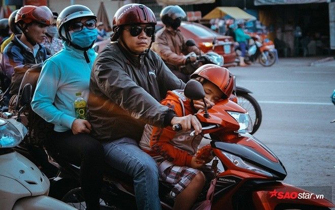 Lỉnh kỉnh hành lý trở lại Sài Gòn sau kỳ nghỉ Tết, nhiều người dân ngủ gục ngay trên xe