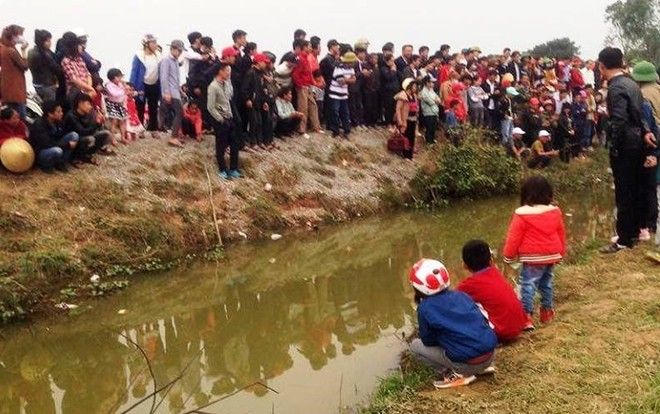 Người dân đổ xô đi xem 'cá thần' nổi trên mặt nước