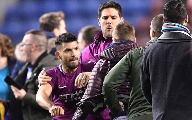 Aguero thoát tội đấm vào mặt CĐV với lý do khó tin