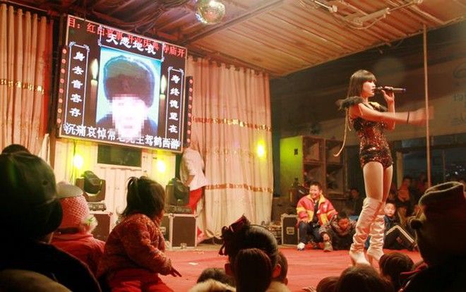 Trung Quốc: Thuê vũ nữ nhảy múa thoát y trong đám tang để chứng minh sự giàu có gây phẫn nộ
