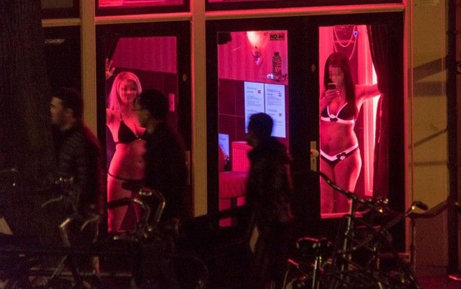 Du khách bị cấm nhìn chằm chằm vào gái mại dâm ở phố đèn đỏ