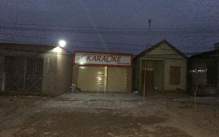 Khởi tố vụ án, tạm giam đối tượng đâm chủ quán karaoke vì hết phòng hát