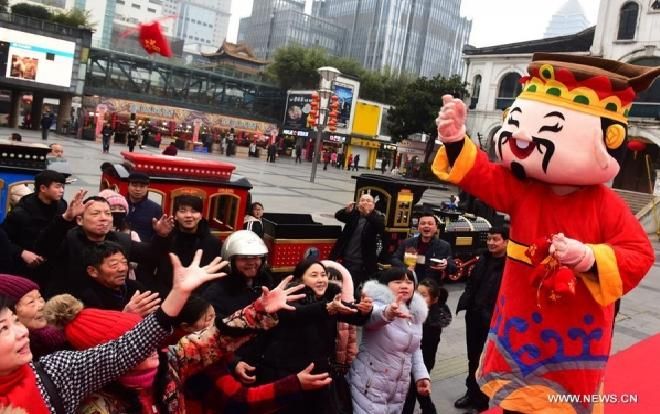 Ngày Thần Tài ở Trung Quốc: Người chen chân trong hương khói, kẻ tranh nhau sờ đĩnh vàng lấy may