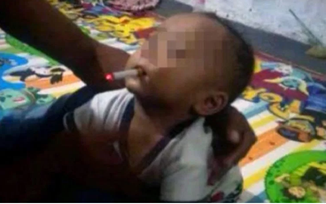 Phẫn nộ cha mẹ cho con trai 9 tháng tuổi hút thuốc lá