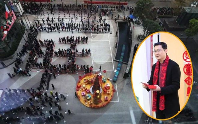 'Choáng' trước hàng dài 5.000 nhân viên xếp hàng chờ sếp lì xì