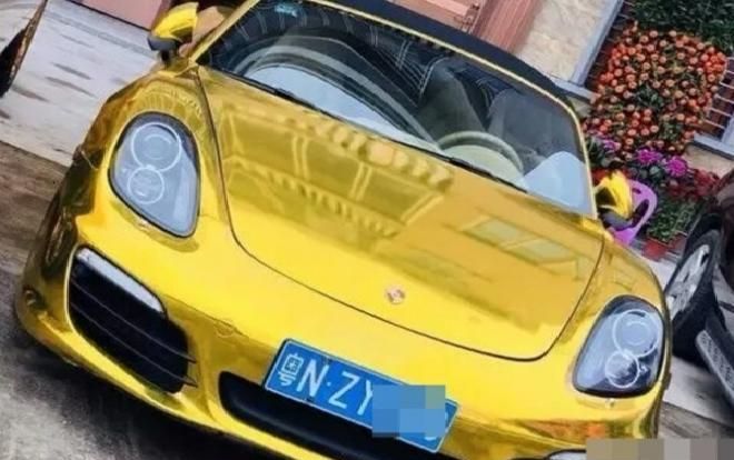 'Nóng bỏng mắt' trước dàn siêu xe dát vàng