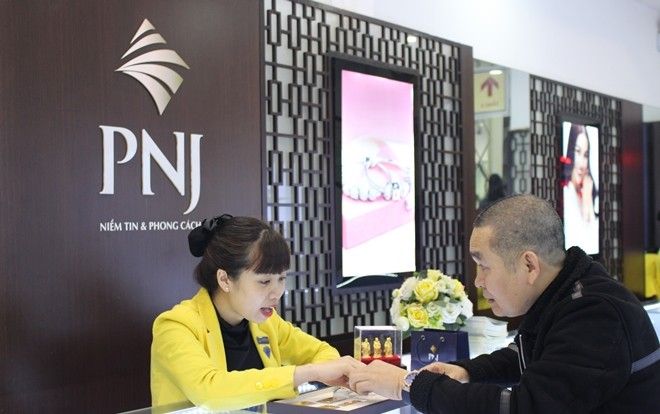 Xuân Hinh, Thu Trang đi mua vòng phong thủy ngày vía thần tài