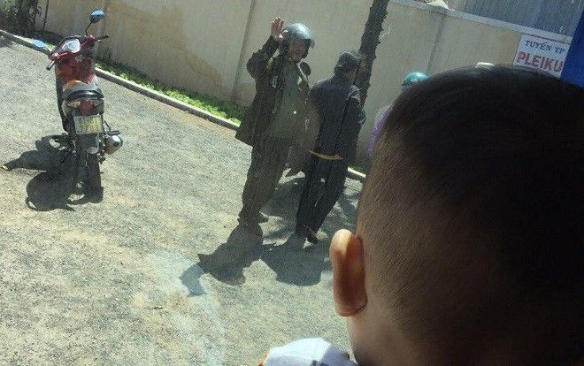 Hết Tết, hình ảnh ông bà ngoại bịn rịn chia tay cháu qua cửa kính ô tô chạm đến trái tim hàng ngàn người