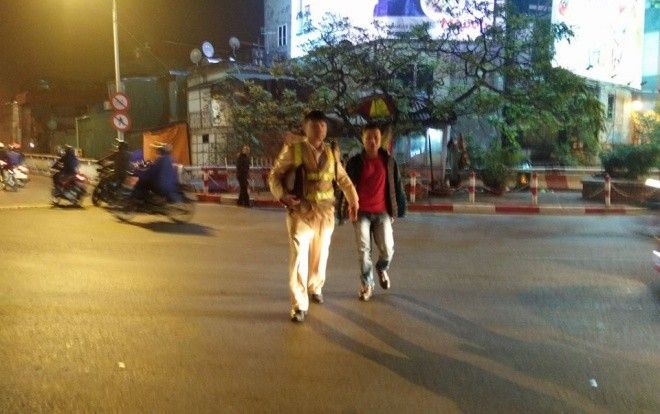 Mâu thuẫn với vợ, người đàn ông định nhảy cầu Chương Dương tự tử