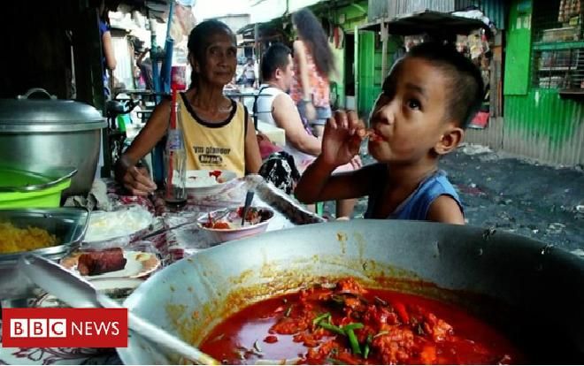 Chẳng đủ tiền mua đồ tươi ngon, dân nghèo đành ăn món làm từ thịt ở bãi rác