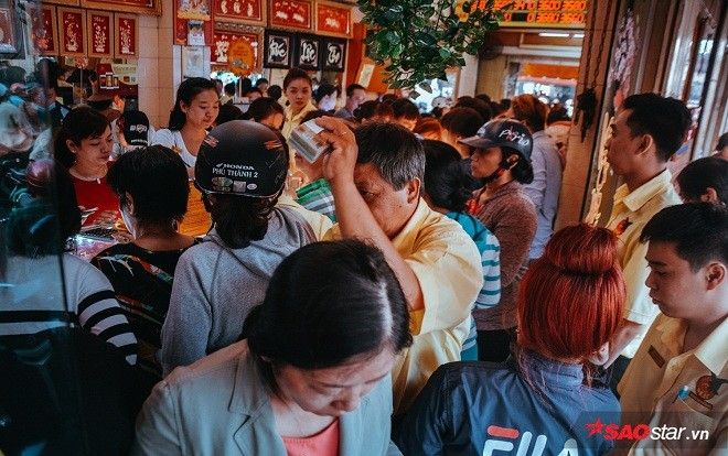 Bế con, ôm theo cả chó cưng chen nhau 'săn' vàng cầu may trong ngày vía Thần Tài
