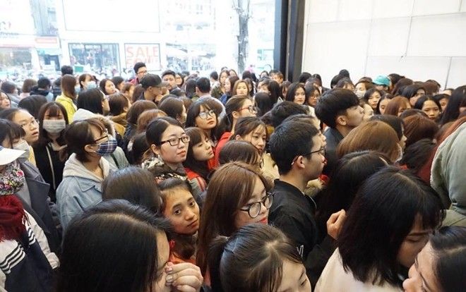 Hàng nghìn chị em vật vã xếp hàng xuyên đêm chờ mỹ phẩm giám giá đúng ngày vía Thần Tài