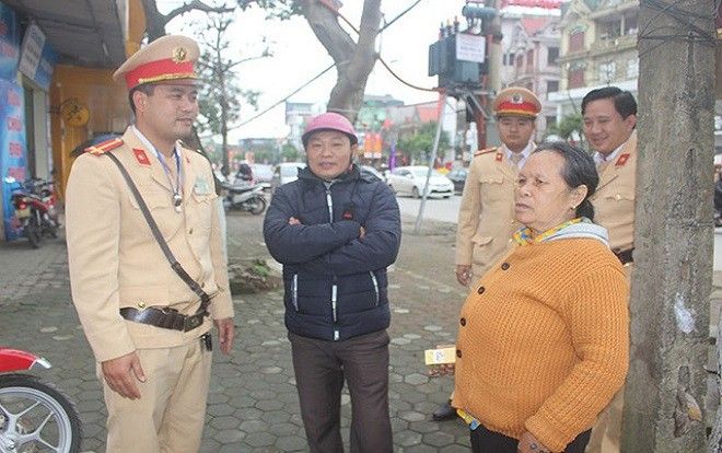 CSGT 'giải cứu' cụ bà lạc giữa phố