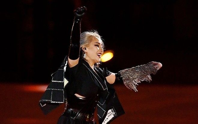 Một mình CL 'cân' cả 4 thành viên 2NE1 đốt cháy sân khấu Olympic với 'I'm The Best'