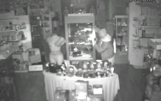 Trộm máy rung bằng vàng 24 kara ở cửa hàng bán đồ khiêu dâm nhưng quên lấy sạc