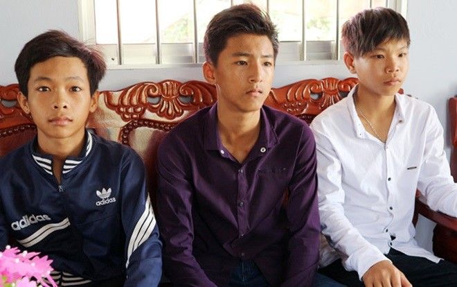 Khen thưởng thiếu niên trả 40 triệu nhặt được, đưa 2 em trở lại trường