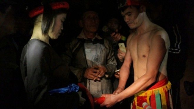 Hàng trăm người đi xem 'tình phộc' trong miếu lúc 0h