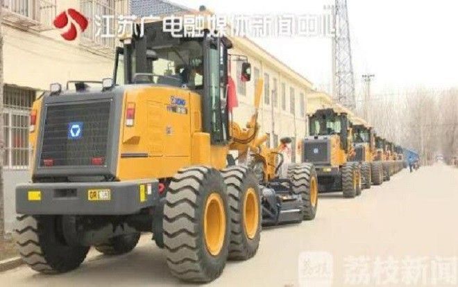 Không phải siêu xe, đám cưới rước dâu bằng… máy san đất 'chất như nước cất'