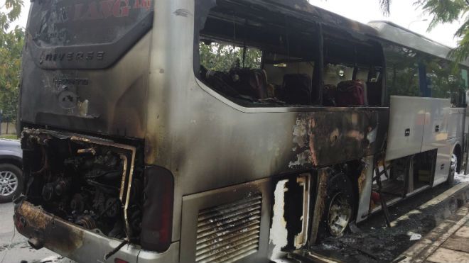 Xe khách chở nhiều phụ nữ và trẻ em bốc cháy nghi ngút trên đường phố