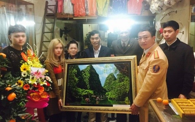 Công an đến tận nhà trao quà người quay clip đôi nam nữ rú ga, lạng lách đánh võng, vu vạ CSGT