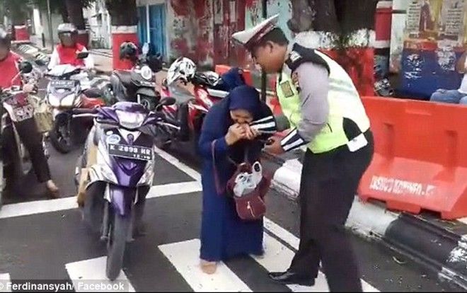 Tức tối vì bị phạt lỗi không đội mũ bảo hiểm, người phụ nữ có hành động không ngờ