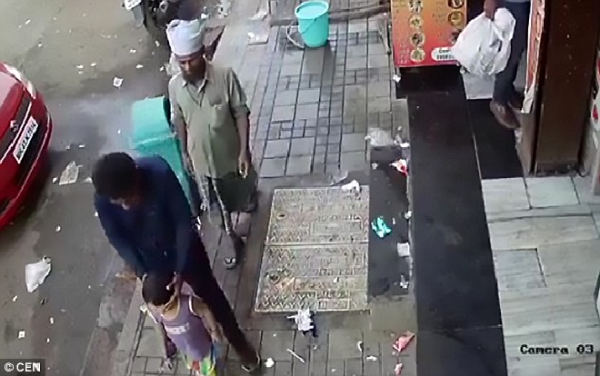 Ấn Độ: Táo tợn bắt cóc trẻ em ngay trước cửa nhà giữa ban ngày