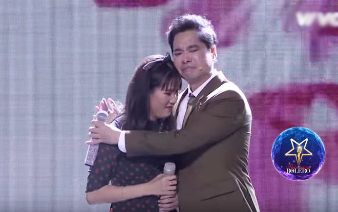 HLV Ngọc Sơn xúc động, khóc cùng thí sinh ngay trên sân khấu