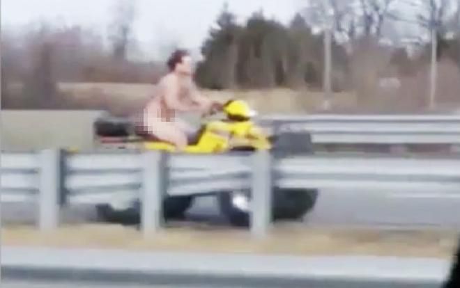 Chàng trai khỏa thân lướt môtô khiến cảnh sát rượt đuổi mướt mồ hôi