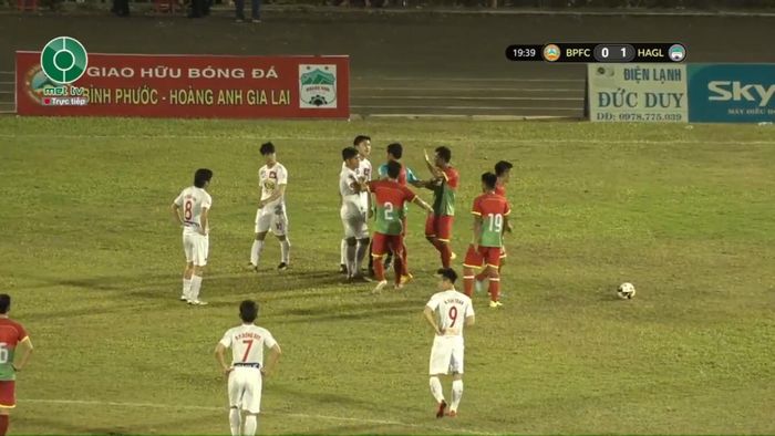 HAGL khiến 'vỡ sân' Bình Phước, Công Phượng 'tịt ngòi' và suýt bị đánh