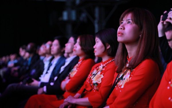 Những tà áo dài đỏ thướt tha trong đêm ra mắt sự kiện Samsung Galaxy S9