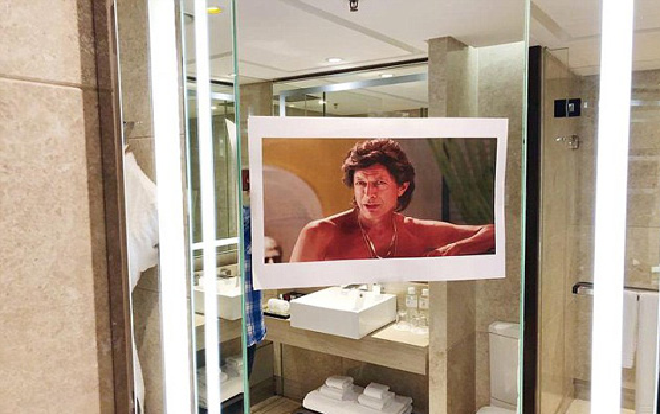 Màn chiều khách quá đà của khách sạn ở Singapore