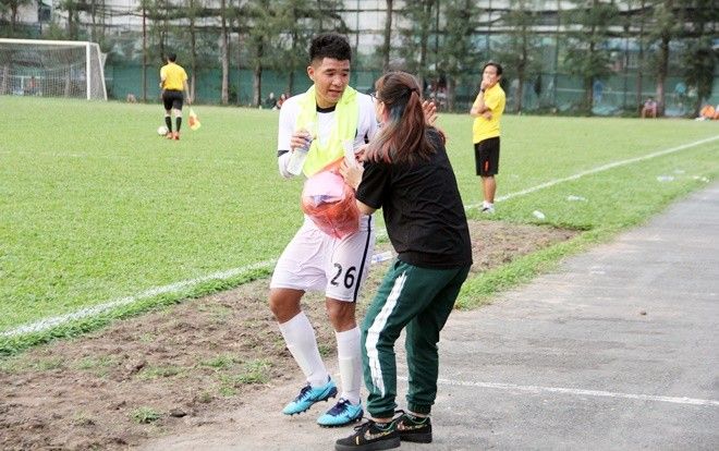 Khi Hà Đức Chinh 'chạy trốn' người hâm mộ