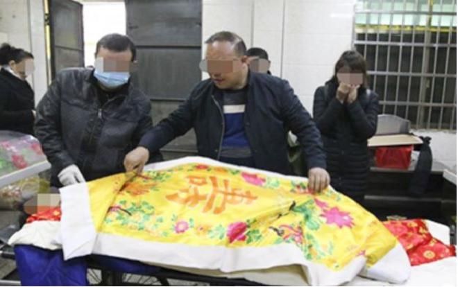 Vợ tưởng chồng đã chết, đưa vào nhà tang lễ nhưng điều không ngờ xảy ra