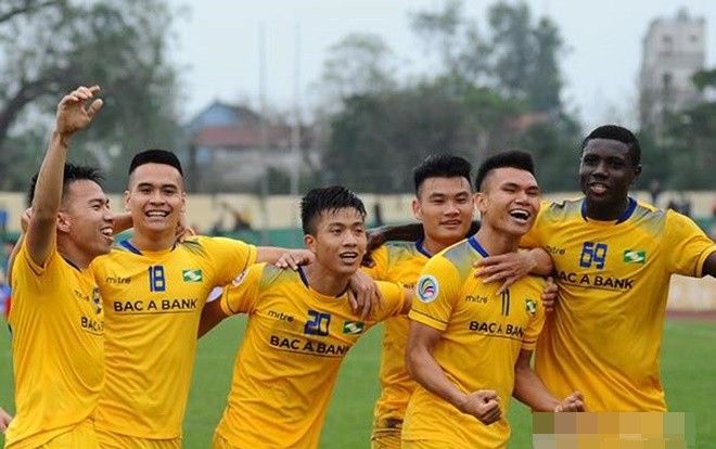 Văn Đức mang dép lê họp báo AFC Cup, Xuân Mạnh tặng bàn thắng cho bà nội