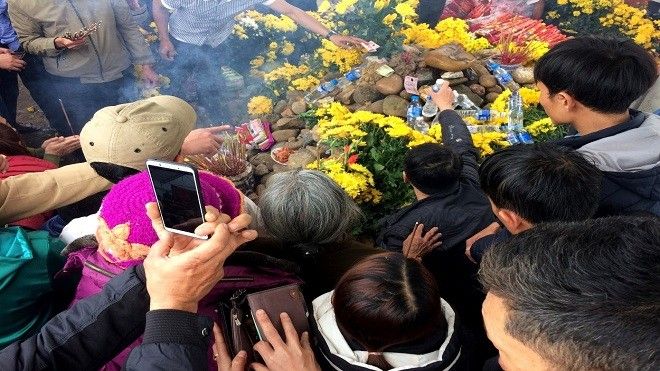 Hàng ngàn người kéo đến xem mẹ con 'rắn thần' xuất hiện trên mộ 'bà ăn mày'