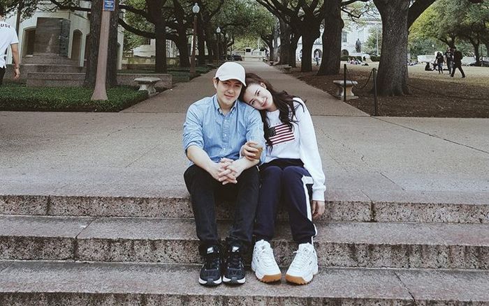 Đông Nhi hạnh phúc tựa đầu vào vai Ông Cao Thắng, kỷ niệm 9 năm yêu nhau trên đất Mỹ