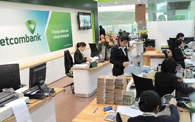 Không chỉ tăng phí dịch vụ SMS Banking lên 11.000 đồng, từ hôm nay Vietcombank còn thu phí chuyển tiền cùng hệ thống qua Mobile Banking
