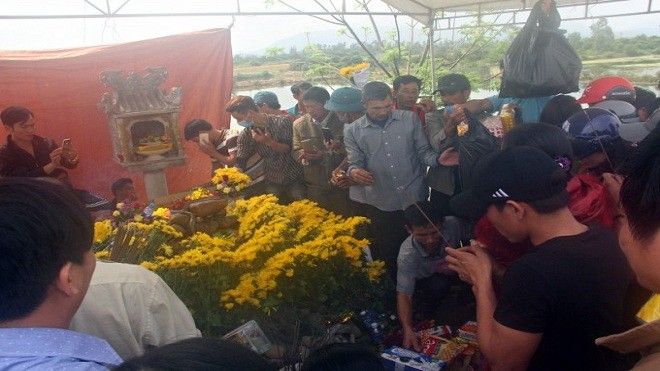 Vụ 'rắn thần' trên mộ bà ăn mày: Rắn con đã chết và được 'hỏa táng' để thờ trong miếu