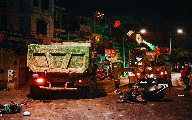 Tai nạn kinh hoàng: Ô tô 'điên' cuốn gần 10 xe máy vào gầm, tài xế bỏ chạy mặc nhiều người thương vong