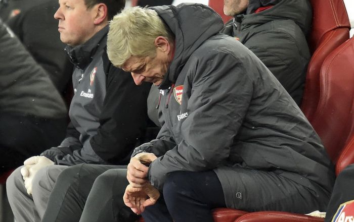 Wenger cúi đầu, xem đồng hồ chờ hết giờ trong ngày Arsenal bị Man City 'hành hạ'