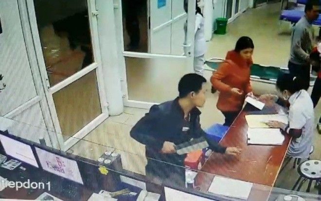 Đòi tháo đốt ngón tay bất thành, nam thanh niên vác dao phay vào viện dọa chém bác sĩ